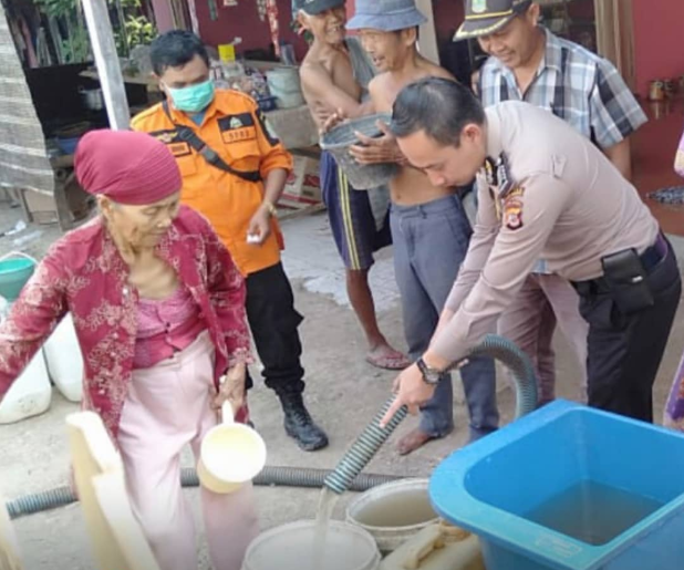 BPBD Karawang Salurkan Bantuan Air Bersih Ke Warga Kekeringan | Situs ...