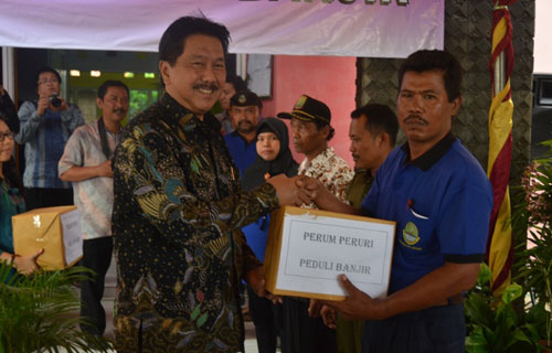 Perum Peruri Serahkan Bantuan Untuk Korban Banjir Karawang