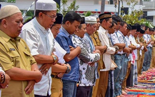 Jajaran Pemkab Karawang Dan Masyarakat Gelar Salat Istisqa Berdoa