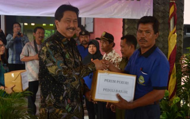 Perum Peruri Serahkan Bantuan Untuk Korban Banjir Karawang